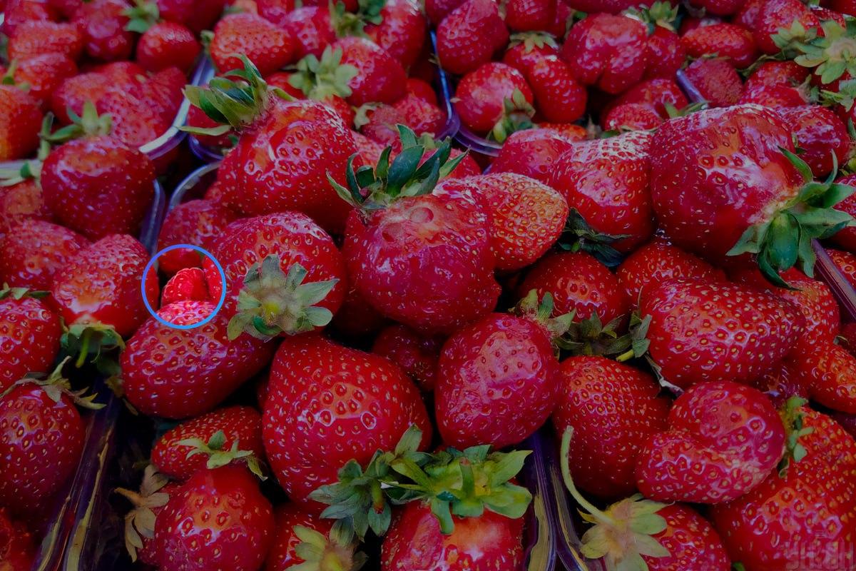 Τα σμέουρα βρίσκονται σχεδόν στο κέντρο της εικόνας / κολάζ με φωτογραφία Moje